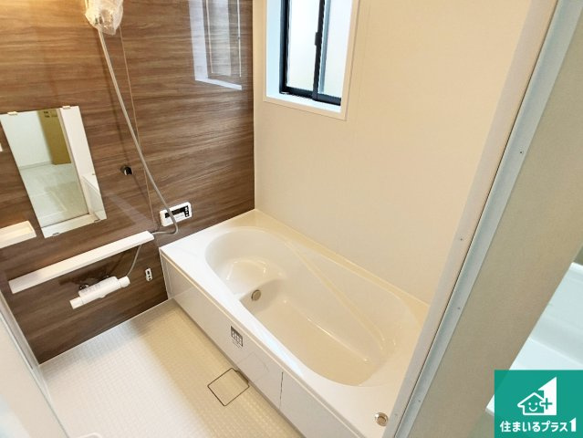 姫路市飾磨区英賀　第2期　新築一戸建ての浴室|足をゆったり伸ばして寛げる浴槽です。窓が設けられていますので差し込む光が明るく穏やかな雰囲気にしてくれます♪浴室乾燥機も設置しているので、雨の日の洗濯物も安心です♪