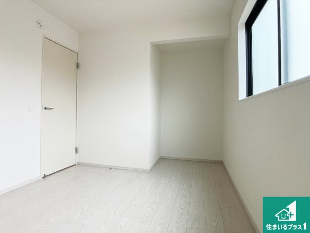 姫路市飾磨区英賀　第2期　新築一戸建ての洋室|寝室は心地よい眠りについてもらいたくて、シンプルかつ開放的な空間な設計にしています！大きな窓から差し込む日が心地いいです♪