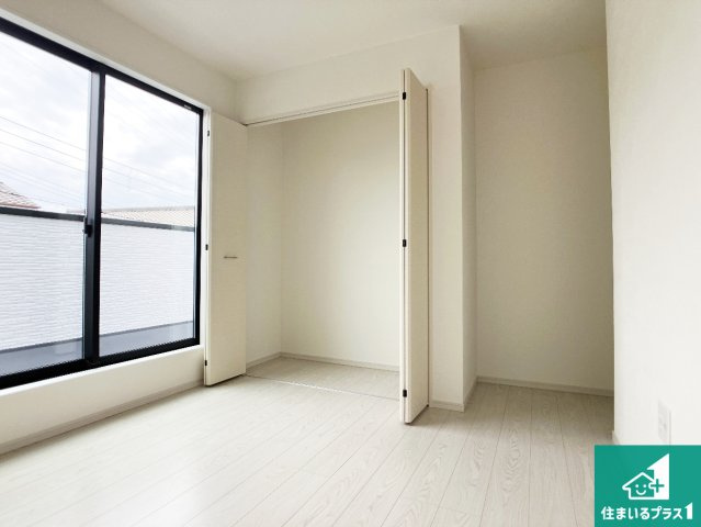 姫路市飾磨区英賀　第2期　新築一戸建ての洋室|収納スペースが充実しているので子供の成長に合わせてたくさん収納ができます！家族構成に合わせた様々な活用ができる収納！