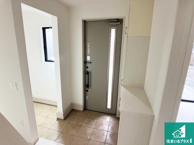 姫路市飾磨区英賀　第2期　新築一戸建ての玄関|シューズボックスにはたくさんの靴が収納できるので玄関周りはいつもスッキリ！ご家族が増えても安心！