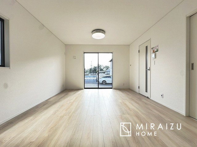 【居間・リビング】 | お子さんが宿題をしたり、ちょっとした作業もできる、家族みんながそれぞれの時間を過ごせるリビングです。