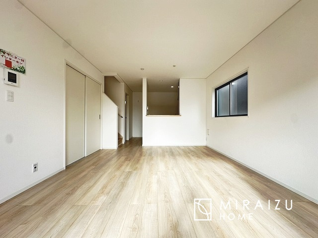 【居間・リビング】 | 窓が多いと温かな太陽の光と心地いい風が室内へと入ります。家族が集まるリビングは明るく過ごしやすいつくりです。窓が多いお家は住みやすい証です。