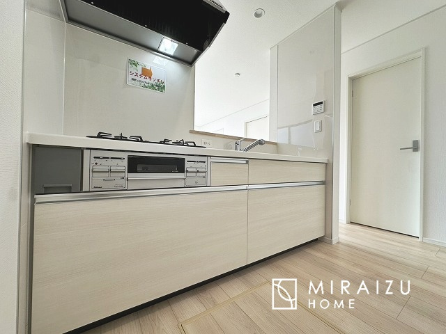 【キッチン】 | キッチンに立つ時間は意外と長いので、家族と会話しやすい対面式に。お手伝いして欲しい時もリビングにいる家族に気軽に声を掛けられます。