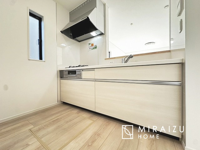 【キッチン】 | 広々としたキッチンは大きな深型シンク、3口コンロ、換気扇、大きなお鍋から小物まで取り出しやすさを考えられた引き出し収納の付いたシステムキッチンです。