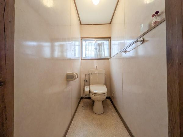 千歳　中古のトイレ|明るい採光が入るトイレです。壁面には手すりが設置されています。窓があり換気もしやすい空間です。シンプルなデザインでお手入れもしやすいです。清潔感のある内装が魅力です。