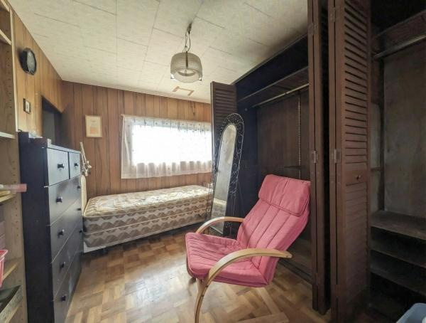 千歳　中古の洋室|明るい窓があり自然光をたっぷり取り入れることができます。収納スペースが充実しておりお部屋全体が整理しやすい造りとなっています。落ち着いた木目調の内装が特徴的で空間に温かみを感じる洋室です。