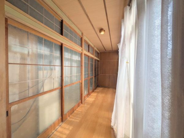 千歳　中古の内装|障子戸から柔らかな光が差し込む明るい空間です。長い廊下が奥行きを感じさせます。木の温もりが感じられる落ち着いた雰囲気が魅力です。ガラス窓と障子の組み合わせが和の趣を演出しています。