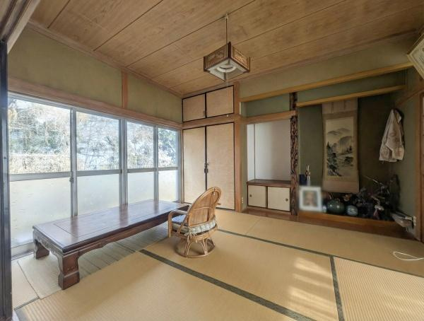 千歳　中古の和室|広々とした和室は日当たりが良く窓からの景色を楽しめます。落ち着いた雰囲気の床の間があり和の趣を感じる空間です。畳が一面に敷かれておりゆったりとしたひとときを過ごせます。