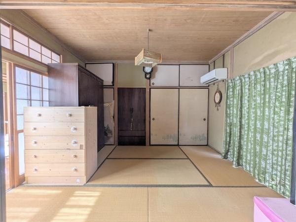 千歳　中古の和室|陽当たりの良い和室で落ち着いた雰囲気が広がっています。押入れも設置されており収納スペースが充実しています。エアコンも備わっているため季節を問わず快適に過ごせます。襖や障子が和の空間を感じさせます。