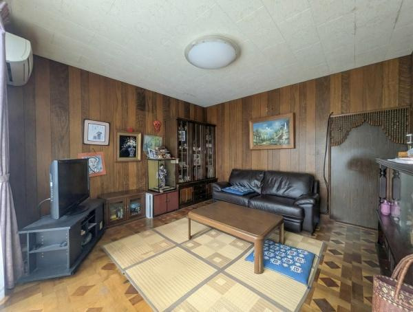 千歳　中古の洋室|木目調の壁が落ち着いた雰囲気を演出しています。大きめの窓から光が差し込み室内が明るく感じられます。家具の配置も工夫されておりすっきりとした印象を受けます。畳スペースがあり和洋が調和した洋室です。