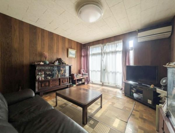 千歳　中古の洋室|木目調の壁が落ち着いた印象を与える洋室です。広い窓から光が差し込み明るい雰囲気を演出しています。家具を配置しやすい形状で使い勝手の良いスペースです。エアコンが設置されており快適に過ごせます。