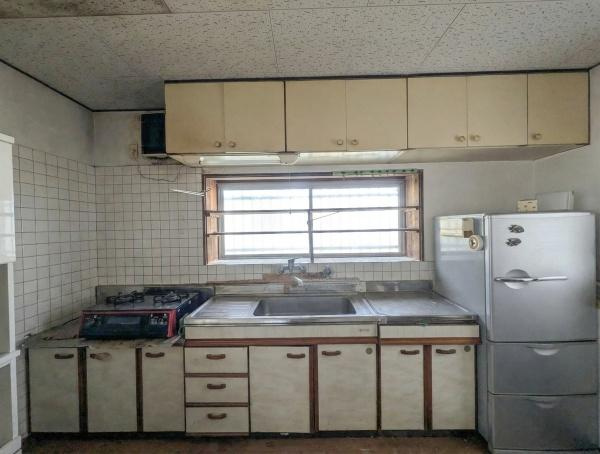 千歳　中古のキッチン|窓が設けられているためキッチン内を明るく保ちやすいです。収納スペースが充実していて作業がしやすい設計です。ガスコンロとシンクが隣接しているので調理や片付けもスムーズに進められます。