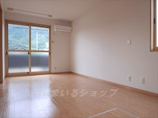 広島市安佐北区亀山１丁目のアパートの居間・リビング|エアコン付き