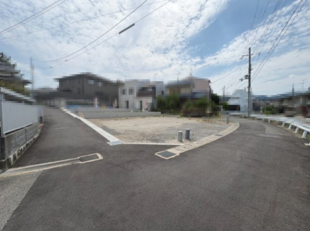 長岡京市長岡1丁目の前面道路含む現地写真|二方角地　北側　幅員：約4.0ｍ　接道：約5.71　東側　幅員：約5.0ｍ　接道：約10.64ｍ