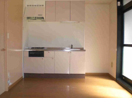 白を貴重とした高性能キッチンは収納場所も豊富です。