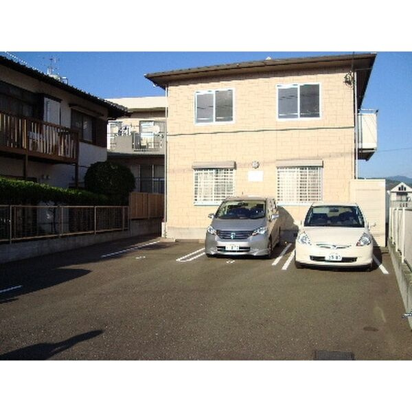 福岡市博多区麦野３丁目のアパートの駐車場
