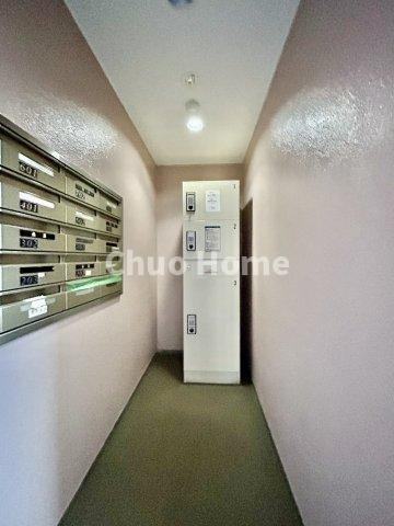 クイーンシティ本所親水公園の設備|【宅配ボックス】在宅時・不在時に関わらず、居住者の代わりに非対面で宅配物を受け取ってくれる便利な設備です。わかりやすくご説明致しますので見学時にはお部屋だけではなく共用部分もぜひチェックしてください。