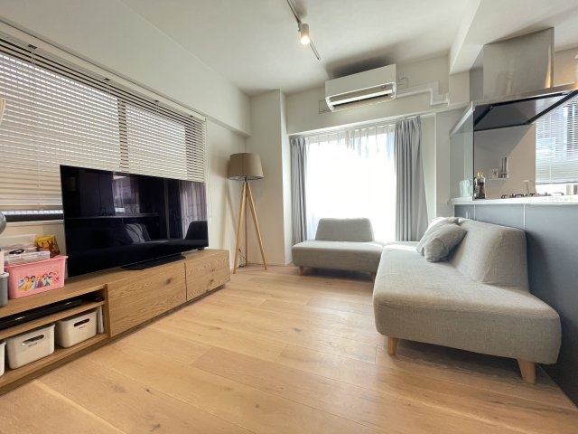 クイーンシティ本所親水公園の居間・リビング|【居間・リビング】「ＬＤＫは家族団らんをデザイン」広いＬＤＫでは家族が集まり一緒の時間を過ごせる工夫がされております。何気ない一日の当たり前のひとコマがいつか一生の宝物になります