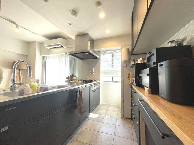 クイーンシティ本所親水公園のキッチン|ワイドで収納豊富なシステムキッチン・