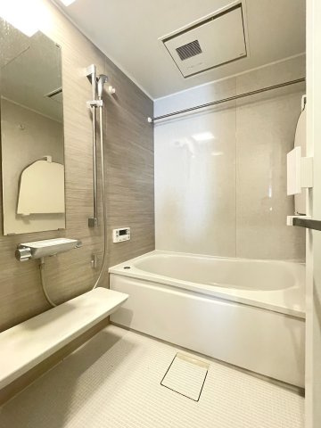 クイーンシティ本所親水公園の浴室|【バスルーム】暖房換気乾燥機付きシステムバスルーム。暖房・冷風・換気・乾燥など、毎日を快適に過ごせるうれしい機能が揃っています。雨の日の洗濯物も安心です。