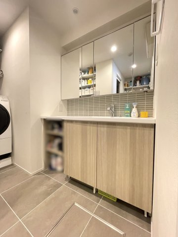 クイーンシティ本所親水公園の独立洗面台|【洗面化粧台】洗面化粧台には三面鏡を採用。身だしなみを整えやすい事はもちろんですが、鏡の後ろに収納スペースを設ける事により、散らかりやすい洗面スペースをすっきりさせる事が出来るのも嬉しいですね