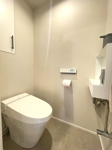 クイーンシティ本所親水公園のトイレ|【トイレ】 収納スペースをしっかりと確保した温水洗浄便座機能付きトイレ。温水洗浄便座は清潔にお使いいただくための大切なアイテムです。