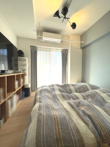 クイーンシティ本所親水公園の洋室|【洋室】快適に過ごす条件は、一人ひとり違います。だからこそ飾り過ぎないシンプルな内装と偏り過ぎないデザインで統一しております。居住していく中でオーナー様だけの【マイホーム】に創り上げて下さい