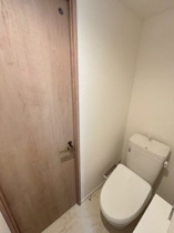 落ち着いた色調のトイレです