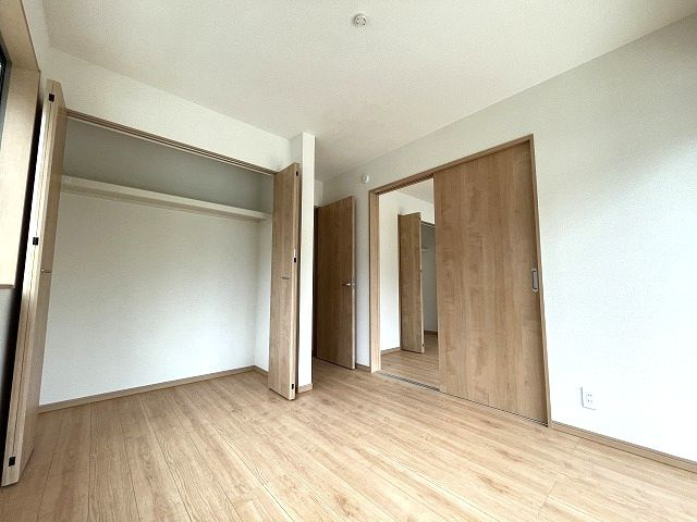 【洋室】 | 博多区諸岡6丁目戸建 | 1階洋室。大きな収納あります。