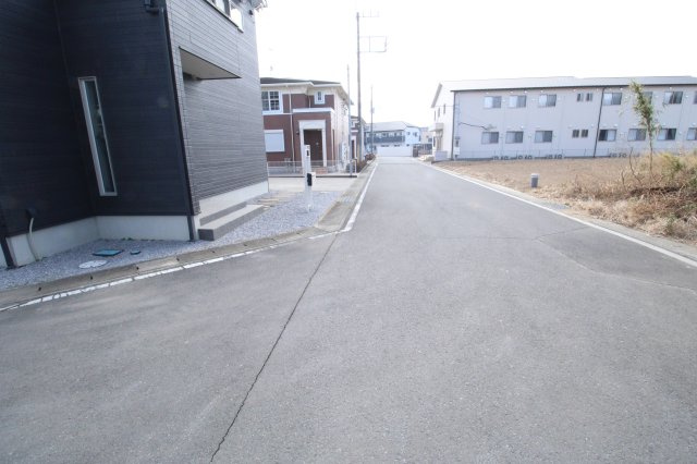 結城市結城　第43（Ⅱ期）4号棟の前面道路含む現地写真
