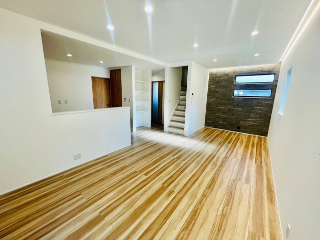 川島玉頭町　新築参考プランの完成予想図|【施工例】
２２帖のワイドなリビングはご家族も自然と集まる広さ！お気に入りのインテリアを置いたり等こだわりのリビング空間に♪