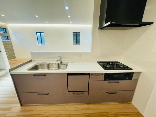 川島玉頭町　新築参考プランの完成予想図|【施工例】
手元の隠れるキッチンカウンターは生活空間への水跳ねの心配が少なく、見た目のごちゃつきも隠せちゃうのが嬉しいポイント！