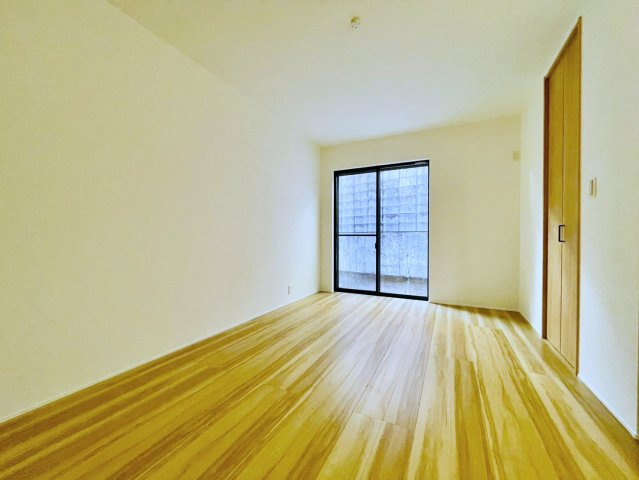 川島玉頭町　新築参考プランの完成予想図|【施工例】
木目や白を基調としたシンプルな仕上がりの洋室はインテリアプランが考えやすいのが魅力！