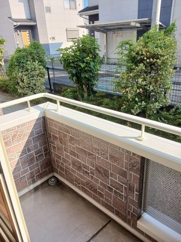 暖かな日差しのふりそそぐバルコニー