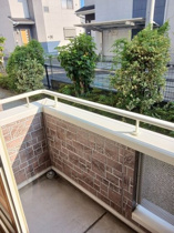 暖かな日差しのふりそそぐバルコニー