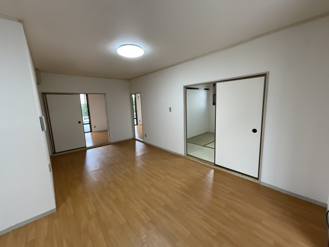 【居間・リビング】 | ハイツKKM3 | こちらの居間で趣味の時間をお楽しみください