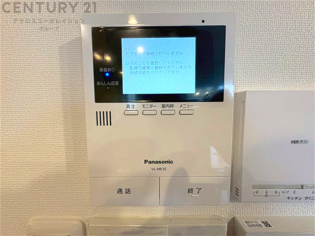 訪問者が来たときにテレビ画面で確認できるため、安心してドアを開けられます。録画機能があるものもあり、留守中に来訪者を記録しておくことができます。利便性が高く、セキュリティ面でも安心です。