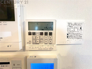 ガス式床暖房は、効率的な暖房システムであり、床からの温かさが快適な環境を提供します。床全体が均一に暖まり足元からの暖かさが感じられます。また空気の循環が少ないため、ホコリやアレルゲンの拡散を抑えます。