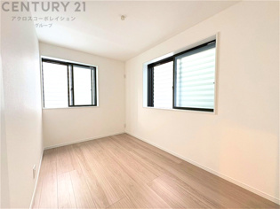 明るい色合いのフローリングとクロスを使用した洋室は家具やインテリアとも調和しやすく空間が広く感じられ開放感を生み出します。自然光を効果的に反射し、室内を明るく保つため、日中の照明使用を抑えられます。