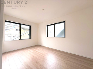 寝室…リラックスできるプライベート空間で、快適な睡眠をサポート。個人の好みに合わせたインテリアや寝具で心地良さを追求。プライベートな時間を過ごし、リフレッシュする場所におすすめです。