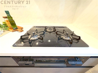 多数の調理器具を同時に使用でき、料理の効率化が可能。省エネで節約になり、様々な料理スタイルに適応できます。また、火力調整が独立しており、手入れや掃除もしやすく、今よりもっとお料理が楽しくなるかも。