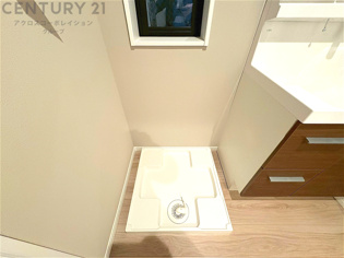 洗濯物の仕分け作業がしやすく、整理整頓が容易になります。洗濯音や湿気を他の部屋に持ち込まず、生活環境を快適に保ちます。上部を活用すれば収納スペースを確保でき洗剤や洗濯用品の整理もしやすくなります。