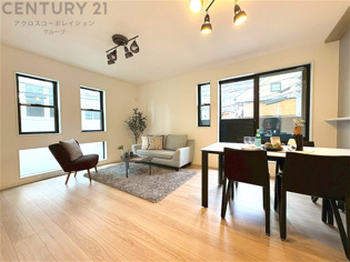 キッチン前のダイニングスペース　カウンターキッチンから料理の受け渡し等に便利です。ダイニングセットを置いても十分な広さを確保。