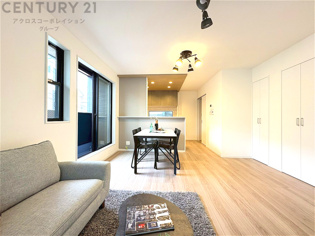 リビングダイニングは家族や友人とのコミュニケーションを楽しむ場所でくつろぎながら食事や会話を楽しめ、多目的に利用できリラックスできる空間です。家庭内の中心として機能し、快適な生活をサポートします。