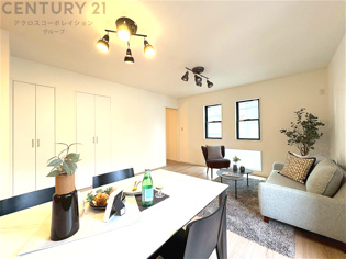 キッチン前のダイニングスペース　カウンターキッチンから料理の受け渡し等に便利です。ダイニングセットを置いても十分な広さを確保。