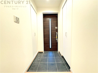 大きな玄関収納付きの玄関です　家族皆様の履物をしっかり収納できます
