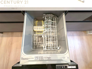 手洗いに比べて時間や労力を節約できることです。また、高温のお湯で洗浄されるため、雑菌や細菌を殺菌する効果もあります。さらに、乾燥機能があるため、手で拭く手間も省け衛生的に保管できます。