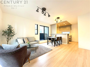 リビングダイニングは家族や友人とのコミュニケーションを楽しむ場所でくつろぎながら食事や会話を楽しめ、多目的に利用できリラックスできる空間です。家庭内の中心として機能し、快適な生活をサポートします。