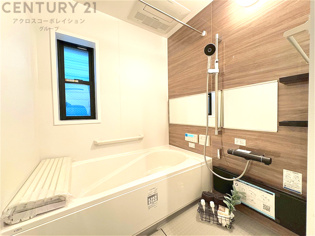 ユニットバスは省スペースでありながら、シンプルな設計と使いやすさを備え、簡便なメンテナンスが可能です。またミラー・小物置き場もあり便利です。