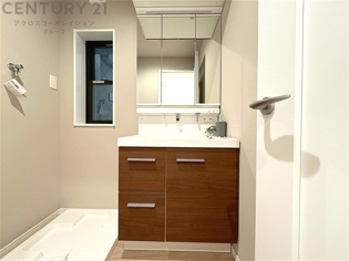 化粧品や洗顔料、歯ブラシなどの必需品をまとめて置ける収納スペースがあり、使用するたびに取り出す手間が省けます。また、水回りのため、濡れても大丈夫な素材が使用されており、お手入れが簡単です。